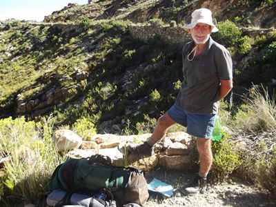 Stapper deurkruis land se grondpaaie